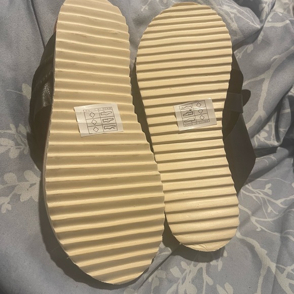 NWOT Size 6.5 Faux Black Leather Slip On - Picture 8 of 9